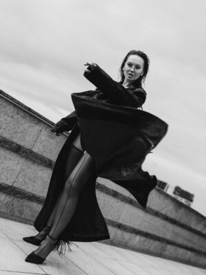Anna Salivanchuk Instagram - Людина повинна бути твого розміру.
Не за зростом, не за вагою,навіть не за віком. А за внутрішнім масштабом.
Коли ти зустрічаєш « маленьку» людину , яка постійно зменшує твою цінність,твої бажання, твої мрії - ти наче стискаєшся сама. Живеш у вузьких рамках , де твої крила- обрізані. Бо комусь затісно від твоєї свободи.
А твого розміру-це коли поруч із тобою не страшно бути собою. 
Коли тебе не просять зменшитися, щоб не злякати.
Коли твої досягнення не викликають ревнощів, а твої сльози- насмішок. Це коли є простір бути великою, якою ти є насправді🙏🏻
Проблема в тому , що більшість звикли підлаштовуватися: схуднути для нього, мовчати для неї,менше хотіти, щоб не виглядати жадібною.🙈
Ми обрізаємо себе під чужий розмір- і втрачаємо власний.
Тому перевір : людина поруч із тобою дає тобі дихати на повні груди чи стискає твоє серце в кулак?
Бо справжня любов- це завжди про свободу♥️
А ти зараз поруч із тим , хто твого розміру?
Білизна та панчохи @riksi_ua 
Фото @suprun_photo 
Мейк @yarova_beauty 
Зачіска @romanchuk_hair