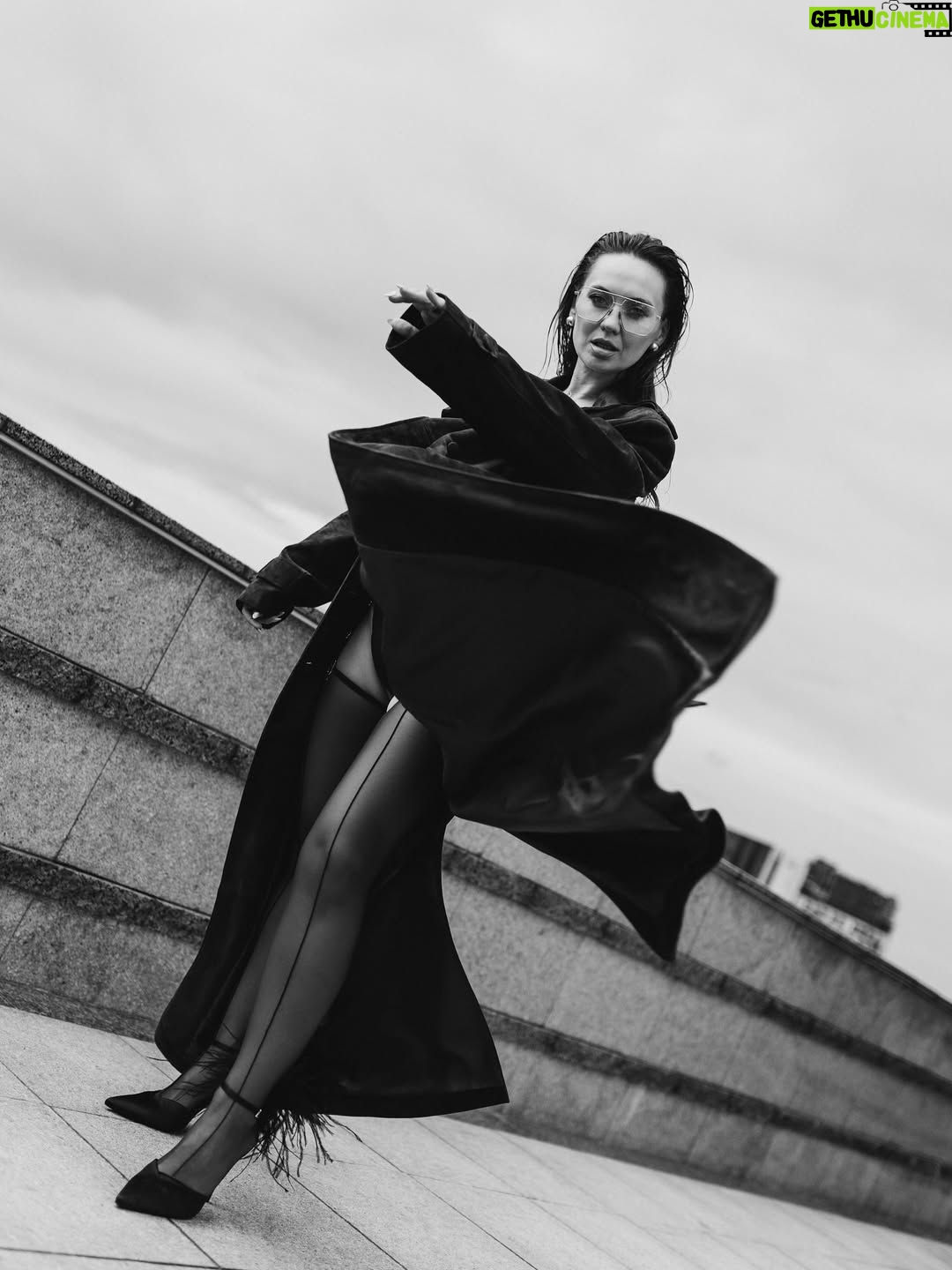 Anna Salivanchuk - 19.2K Likes - Людина повинна бути твого розміру.
Не за зростом, не за вагою,навіть не за віком. А за внутрішнім масштабом.
Коли ти зустрічаєш « маленьку» людину , яка постійно зменшує твою цінність,твої бажання, твої мрії - ти наче стискаєшся сама. Живеш у вузьких рамках , де твої крила- обрізані. Бо комусь затісно від твоєї свободи.
А твого розміру-це коли поруч із тобою не страшно бути собою. 
Коли тебе не просять зменшитися, щоб не злякати.
Коли твої досягнення не викликають ревнощів, а твої сльози- насмішок. Це коли є простір бути великою, якою ти є насправді🙏🏻
Проблема в тому , що більшість звикли підлаштовуватися: схуднути для нього, мовчати для неї,менше хотіти, щоб не виглядати жадібною.🙈
Ми обрізаємо себе під чужий розмір- і втрачаємо власний.
Тому перевір : людина поруч із тобою дає тобі дихати на повні груди чи стискає твоє серце в кулак?
Бо справжня любов- це завжди про свободу♥️
А ти зараз поруч із тим , хто твого розміру?
Білизна та панчохи @riksi_ua 
Фото @suprun_photo 
Мейк @yarova_beauty 
Зачіска @romanchuk_hair