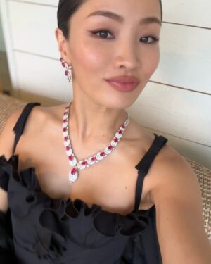 Anna Sawai Instagram - Stockholm couldn’t be cuter🧡💛🩵

1st photo:
Styled by @karlawelchstylist
Wearing @cartier @giambattistavalliparis
Make up by @naokoscintu 
Hair by @cwoodhair
Taken by @candicelake for @elleuk