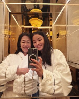 Anna Sawai Instagram - Stockholm couldn’t be cuter🧡💛🩵

1st photo:
Styled by @karlawelchstylist
Wearing @cartier @giambattistavalliparis
Make up by @naokoscintu 
Hair by @cwoodhair
Taken by @candicelake for @elleuk