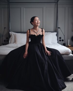 Anna Sawai Instagram - Stockholm couldn’t be cuter🧡💛🩵

1st photo:
Styled by @karlawelchstylist
Wearing @cartier @giambattistavalliparis
Make up by @naokoscintu 
Hair by @cwoodhair
Taken by @candicelake for @elleuk