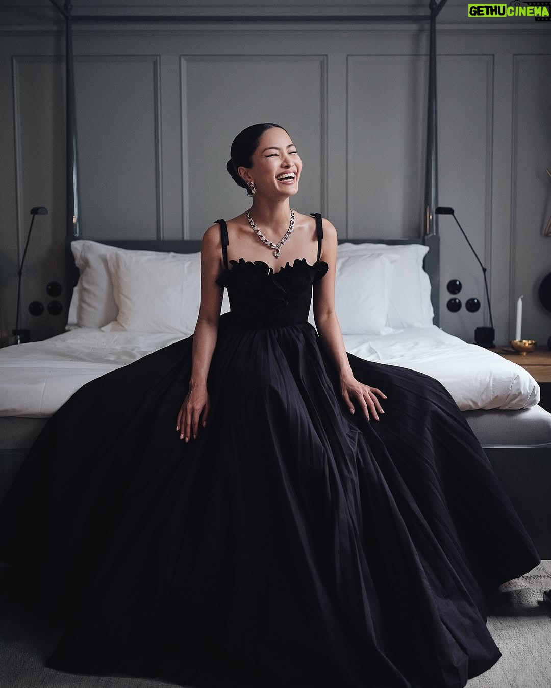 Anna Sawai - 63.6K Likes - Stockholm couldn’t be cuter🧡💛🩵

1st photo:
Styled by @karlawelchstylist
Wearing @cartier @giambattistavalliparis
Make up by @naokoscintu 
Hair by @cwoodhair
Taken by @candicelake for @elleuk