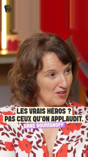 Anne Roumanoff Instagram - Anne Roumanoff le dit sans détour : “On valorise énormément les artistes… beaucoup trop. Il y a tout un fla-fla autour des acteurs de cinéma.”
Et pendant ce temps, les métiers qui font tourner la société, les enseignants, les soignants,  avancent sans reconnaissance, sans micros, sans tapis rouge.
Elle raconte cette scène bouleversante : une soignante arrive au chevet de son beau-père mourant, fait une petite blague… et redonne un instant de respiration à toute la famille.
“Elle n’était pas obligée.” C’est ça, dit Anne : ce geste gratuit, discret, humain, qui change tout.
Et si on se trompait de héros depuis longtemps ?

Partagez si vous pensez, vous aussi, qu’il faut remettre la lumière au bon endroit.

#Enseignants #Soignants #Reconnaissance #Education #EcoleEtMoi
