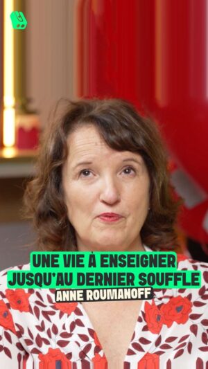 Anne Roumanoff Instagram - Dans cette vidéo, Anne Roumanoff lit des extraits de son texte “Au revoir Dominique Bernard”, écrit en regardant la photo de cet enseignant assassiné.
Elle raconte “une vie à retourner à l’école chaque jour”, à encourager, répéter, écouter, “allumer la lumière dans les yeux éteints”, lutter contre le découragement, garder l’enthousiasme malgré tout.
Et puis ces moments minuscules : un café vite avalé, un merci murmuré au marché, un cadeau collectif… La preuve que rien n’est vain.
Un hommage bouleversant à tous les professeurs qui se fatiguent sans compter et qui, parfois, rendent la vie plus lumineuse.
Partageons leur vocation. Ne les laissons plus seuls.
#DominiqueBernard #Professeurs #Education #EcoleEtMoi #Transmission