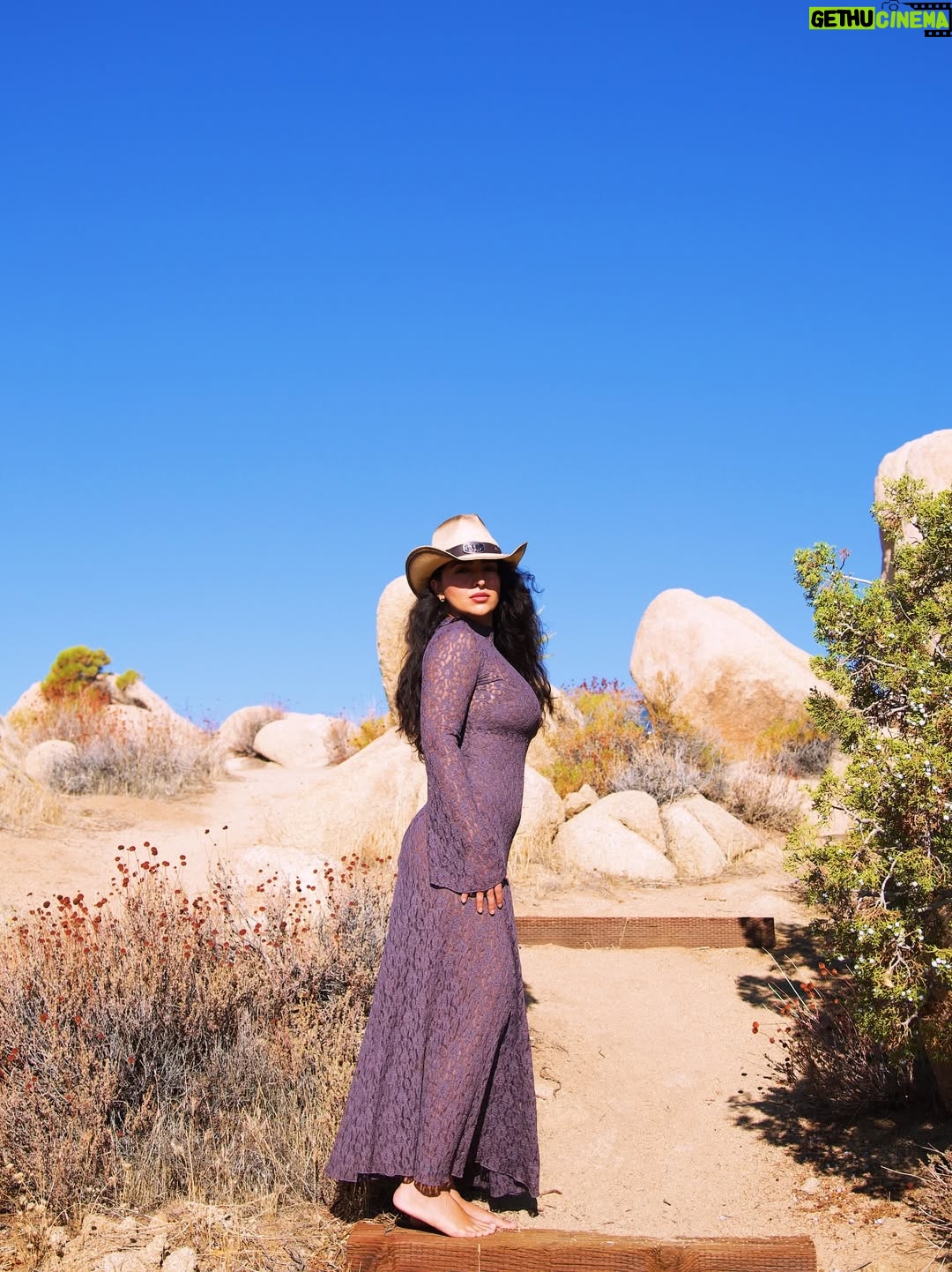 Anousha - 50.3K Likes - .
You think wealth is about math? You believe peace is about hustle? You’ve been told love is about timing? No, It is about alignment ☀️It is about vibration. It is about the silent force that surrounds us. And that force is called our aura. We do not attract what we chase. We attract what we are. Our aura is our broadcast signal. It is the frequency we emit unconsciously, consistently, and unapologetically. Before we speak, it speaks for us. Before we enter a room, it arrives ahead of us. Before we pitch an idea, or launch a product, or ask for a raise, our aura has already negotiated the terms. So if we are poor on the inside, if we carry doubt in our bones, if we self-talk drips with scarcity, then it’s doesn’t matter how big our dreams are, we will sabotage our success at every turn. This is the law of resonance, and it is non-negotiable🌿
September 11 — my birthday.
A new cycle begins, and with it, new intentions.
Here’s to walking with an aura that is clear, aligned and truthful ✨
‎یک یاد آوری برای تو و من: 
‎تو فکر می‌کنی ثروت ریاضی. باور داری صلح یعنی تلاش و دوندگی. به تو گفته‌اند عشق یعنی زمان‌بندی.
‎خیر،
‎ثروت و سلامتي یعنی هماهنگی. یعنی نیروی خاموشی که تو را در بر گرفته است. يعني بدون شرم حقيقت درونتو زندگي كردن و آن نیرو همان چیزی است که اسمش «هاله» می‌نامند.
‎هاله‌ات سیگنال پخش توست. همان فرکانسی که ناآگاهانه، پیوسته و بی‌پروا از خودت پخش می‌کنی.
‎قبل از آنکه حرفی بزنی، هاله‌ات حرف زده است.
‎قبل از آنکه وارد اتاق شوی، هاله‌ات پیشاپیش رسیده است.
‎قبل از آنکه ایده‌ای ارائه کنی، محصولی راه‌اندازی کنی، هاله‌ات قبلاً شرایط را مذاکره کرده است.
‎اگر قلبت فقیر باشد، اگر در استخوان‌هایت شک و تردید حمل کنی، اگر گفت‌وگوی درونی‌ات با کمبود و نداری آغشته باشد، مهم نیست رؤیاهایت چقدر بزرگ باشند، دنیا را جایی بی معنا تجربه میکنی.
‎هاله، بازتاب عادات احساسی توست.
‎با تکرار ساخته می‌شود.با تمرکز شکل می‌گیرد. با انضباط ذهنی تقویت می‌شود.تو هر بار که فکری می‌کنی، هاله‌ات را آموزش می‌دهی.هر بار که باوری را نگه می‌داری، هاله‌ات را می‌سازی.
‎هر بار که کلمه‌ای را به زبان می‌آوری، تاكيد ميكني بر انچه كه هستي

‎۲۰ شهریور/۱۱ سپتامبر تولدم. یک بار دیگر اجازه این رو داشتم که به 
دور خورشید بچرخم و بازی کنم و خلق کنم✨ 
به امید نیت های شفاف تر و هاله ی خداگونه تر 🌿 الهی امین