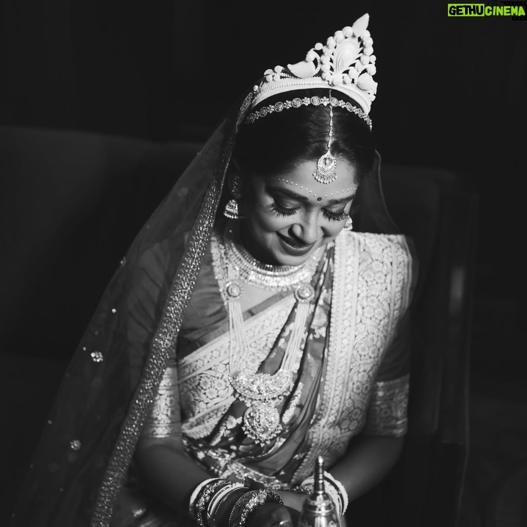 Antara Mitra - 19.7K Likes - My Bridal Era .
Tradition .. Minimalism .. Ethnic. 

Mua - @meghna_make_up_artist 
Hair - @diwakarprasad861 
Attire styling - @rabhisek 
Wedding planner- @celebratewithrivaah 
Click - @memoirsandcanvas