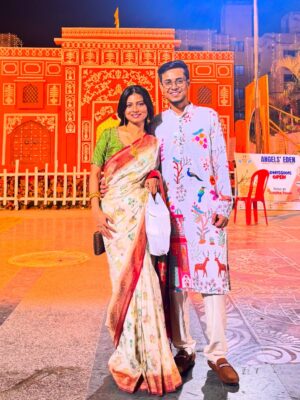 Antara Naina Roy Majumder Instagram - যেদিন আলু বিরিয়ানির হাঁড়িতে ঢুকল, সেদিনই কলকাতার চিরন্তন প্রেম শুরু হল। নয় কি? 😝
নবাব ওয়াজেদ আলি শাহ যখন লখনৌ থেকে নির্বাসনে এসে কলকাতায় বসবাস শুরু করেন, তখন তাঁর রাজকীয় জীবনযাত্রা অনেকটাই সীমাবদ্ধ হয়ে গিয়েছিল। মুঘলাই শান শওকত তো আর কলকাতায় পুরো পাওয়া যাচ্ছিল না!🫠
এদিকে 🍖 বিরিয়ানি তাঁর প্রিয় খাবার হলেও খরচের চাপে মাংস কমাতে হল। শুধু চাপ থেকে নয়, বিরিয়ানির হাঁড়ি থেকেও! আর তখন রান্নার হাঁড়িতে ঢুকে পড়ল সবার আদরের আলু 🥔 !! ভেবেছিলেন করছেন compromise, আসলে করে ফেললেন innovation! ✨
মাংসের সাথে আলু মিশে শুরু হলো কলকাতার নিজস্ব বিরিয়ানির গল্প..আলু ডিম হালকা মশলা আর নরম মাংস ।🤤
অষ্টমীর রাতে সেই পারফেক্ট বিরিয়ানি খেয়ে মন প্রাণ ভরে গেল ❤️ ধন্যবাদ @important_idiot
তুই রোজ বিরিয়ানি খেতে খেতে একদিন এরকম ভালো বিরিয়ানি সবাইকে খাওয়াবি 🥹 এতটা স্বপ্ন আমিও দেখি নি 🙏🏼
সবাই আরও স্বপ্ন দেখুক আরও স্বপ্ন পূরণ হোক। শুভ শারদীয়া সকলকে 🪷