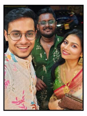 Antara Naina Roy Majumder Instagram - যেদিন আলু বিরিয়ানির হাঁড়িতে ঢুকল, সেদিনই কলকাতার চিরন্তন প্রেম শুরু হল। নয় কি? 😝
নবাব ওয়াজেদ আলি শাহ যখন লখনৌ থেকে নির্বাসনে এসে কলকাতায় বসবাস শুরু করেন, তখন তাঁর রাজকীয় জীবনযাত্রা অনেকটাই সীমাবদ্ধ হয়ে গিয়েছিল। মুঘলাই শান শওকত তো আর কলকাতায় পুরো পাওয়া যাচ্ছিল না!🫠
এদিকে 🍖 বিরিয়ানি তাঁর প্রিয় খাবার হলেও খরচের চাপে মাংস কমাতে হল। শুধু চাপ থেকে নয়, বিরিয়ানির হাঁড়ি থেকেও! আর তখন রান্নার হাঁড়িতে ঢুকে পড়ল সবার আদরের আলু 🥔 !! ভেবেছিলেন করছেন compromise, আসলে করে ফেললেন innovation! ✨
মাংসের সাথে আলু মিশে শুরু হলো কলকাতার নিজস্ব বিরিয়ানির গল্প..আলু ডিম হালকা মশলা আর নরম মাংস ।🤤
অষ্টমীর রাতে সেই পারফেক্ট বিরিয়ানি খেয়ে মন প্রাণ ভরে গেল ❤️ ধন্যবাদ @important_idiot
তুই রোজ বিরিয়ানি খেতে খেতে একদিন এরকম ভালো বিরিয়ানি সবাইকে খাওয়াবি 🥹 এতটা স্বপ্ন আমিও দেখি নি 🙏🏼
সবাই আরও স্বপ্ন দেখুক আরও স্বপ্ন পূরণ হোক। শুভ শারদীয়া সকলকে 🪷