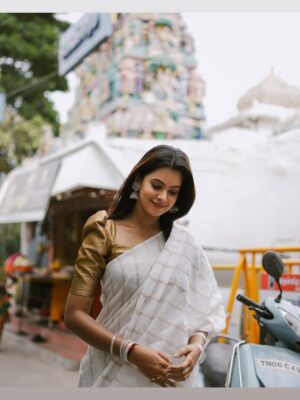Anusha Hegde Instagram - Taking an image, freezing a moment, reveals how rich reality truly is❤️
Saree: @shrijayasilk 
Pc: @low.shutters_ 
@visualsby_ks 
Blouse: @oshinanil 

#saree #street #streetphotographersmagazine #streetphoto_bnw #streetfashion #photography