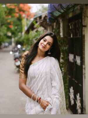 Anusha Hegde Instagram - Taking an image, freezing a moment, reveals how rich reality truly is❤️
Saree: @shrijayasilk 
Pc: @low.shutters_ 
@visualsby_ks 
Blouse: @oshinanil 

#saree #street #streetphotographersmagazine #streetphoto_bnw #streetfashion #photography