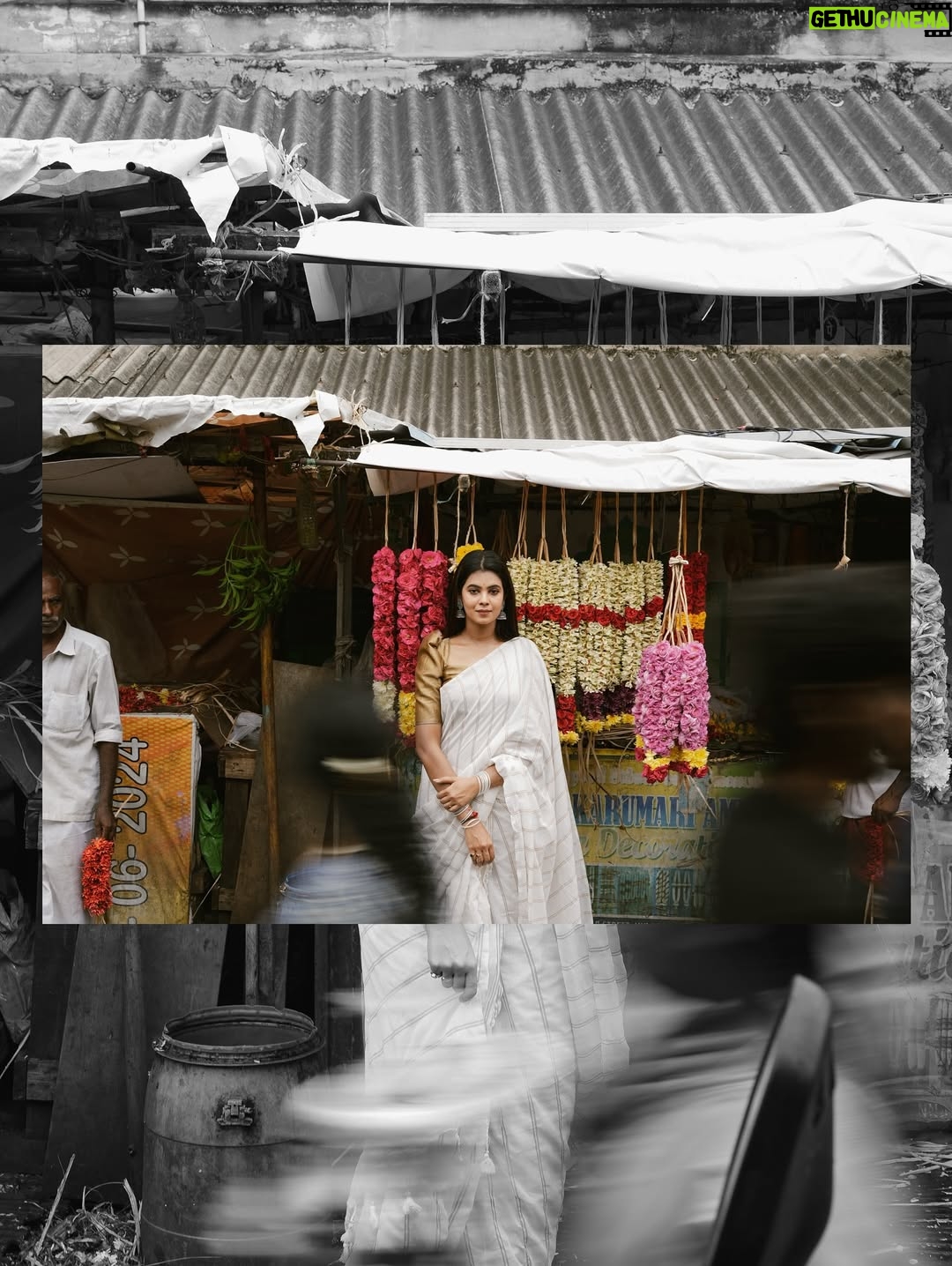 Anusha Hegde - 9.1K Likes - Taking an image, freezing a moment, reveals how rich reality truly is❤️
Saree: @shrijayasilk 
Pc: @low.shutters_ 
@visualsby_ks 
Blouse: @oshinanil 

#saree #street #streetphotographersmagazine #streetphoto_bnw #streetfashion #photography