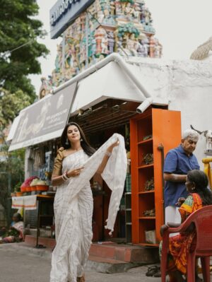 Anusha Hegde Instagram - Taking an image, freezing a moment, reveals how rich reality truly is❤️
Saree: @shrijayasilk 
Pc: @low.shutters_ 
@visualsby_ks 
Blouse: @oshinanil 

#saree #street #streetphotographersmagazine #streetphoto_bnw #streetfashion #photography