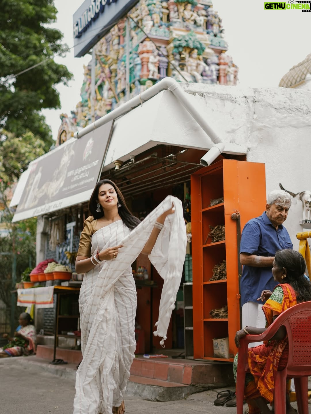 Anusha Hegde - 9.1K Likes - Taking an image, freezing a moment, reveals how rich reality truly is❤️
Saree: @shrijayasilk 
Pc: @low.shutters_ 
@visualsby_ks 
Blouse: @oshinanil 

#saree #street #streetphotographersmagazine #streetphoto_bnw #streetfashion #photography