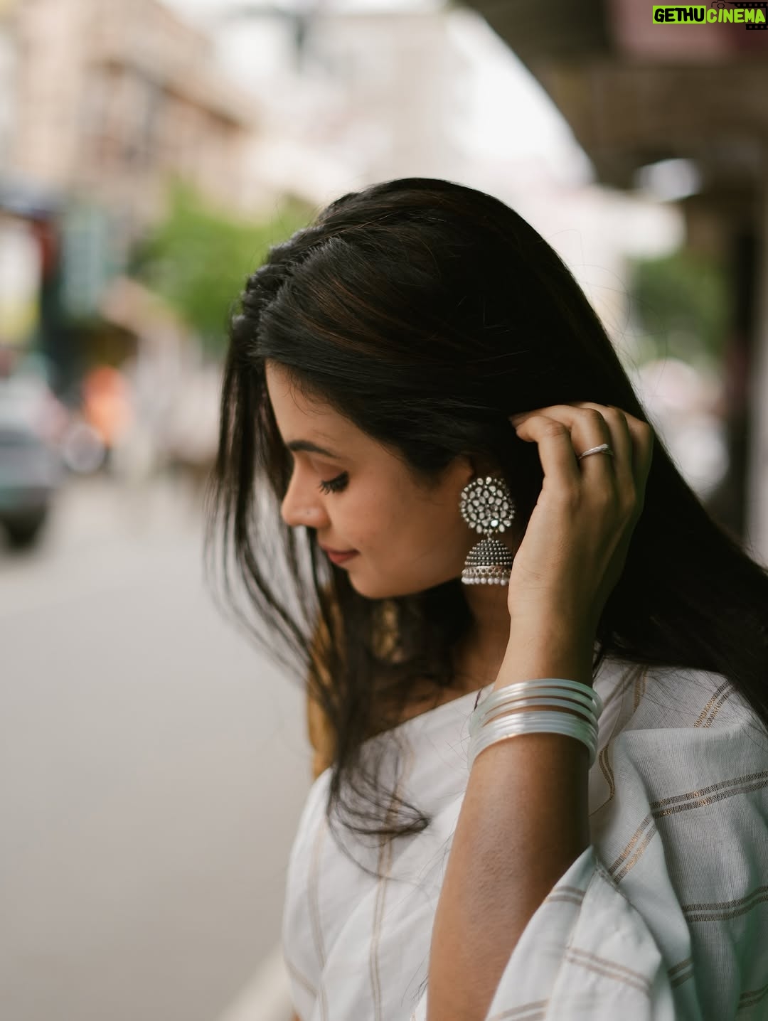 Anusha Hegde - 9.1K Likes - Taking an image, freezing a moment, reveals how rich reality truly is❤️
Saree: @shrijayasilk 
Pc: @low.shutters_ 
@visualsby_ks 
Blouse: @oshinanil 

#saree #street #streetphotographersmagazine #streetphoto_bnw #streetfashion #photography