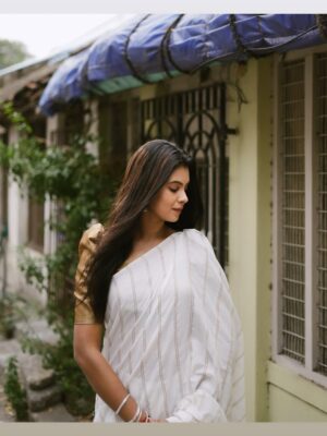 Anusha Hegde Instagram - Taking an image, freezing a moment, reveals how rich reality truly is❤️
Saree: @shrijayasilk 
Pc: @low.shutters_ 
@visualsby_ks 
Blouse: @oshinanil 

#saree #street #streetphotographersmagazine #streetphoto_bnw #streetfashion #photography
