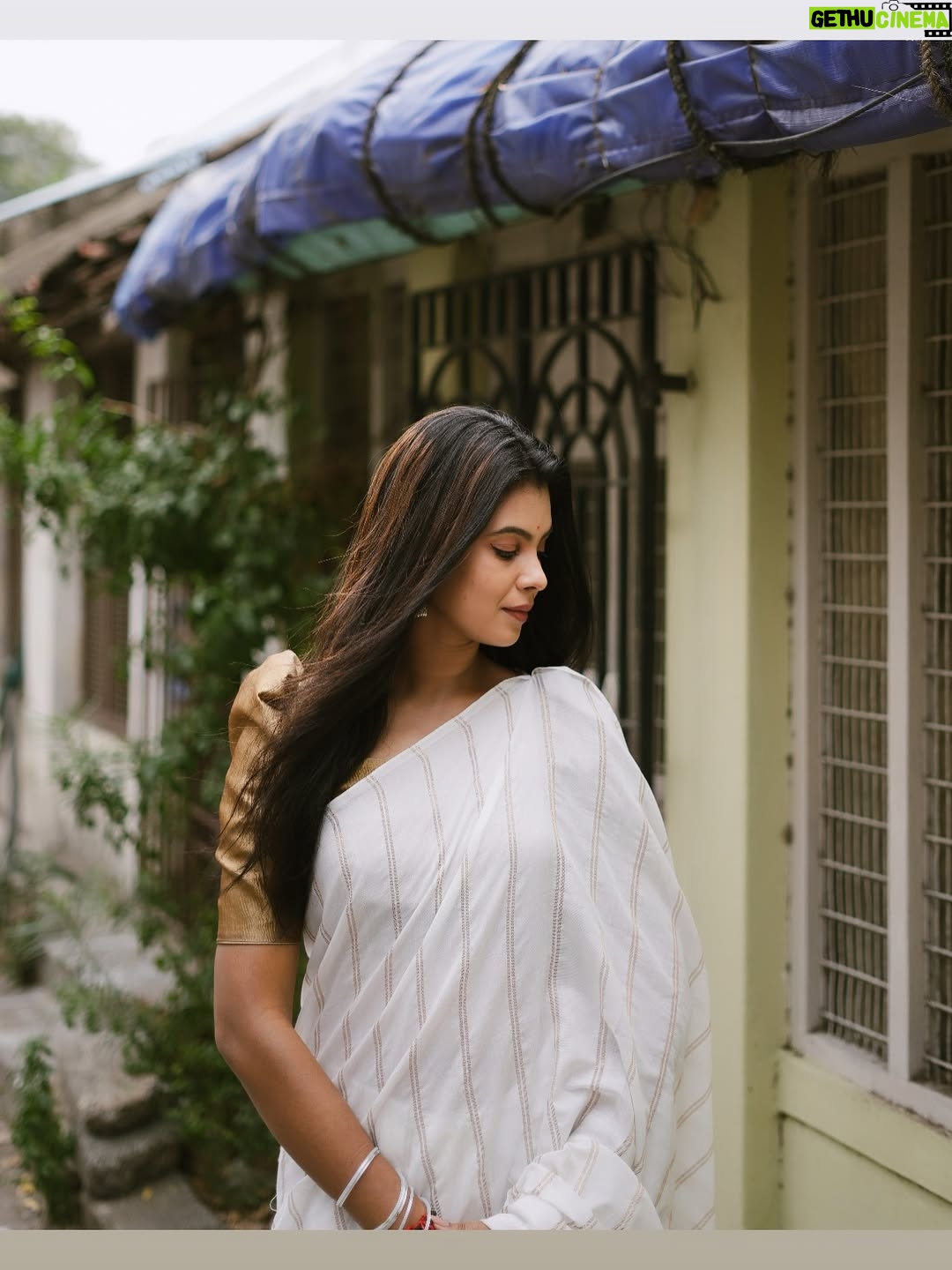 Anusha Hegde - 9.1K Likes - Taking an image, freezing a moment, reveals how rich reality truly is❤️
Saree: @shrijayasilk 
Pc: @low.shutters_ 
@visualsby_ks 
Blouse: @oshinanil 

#saree #street #streetphotographersmagazine #streetphoto_bnw #streetfashion #photography