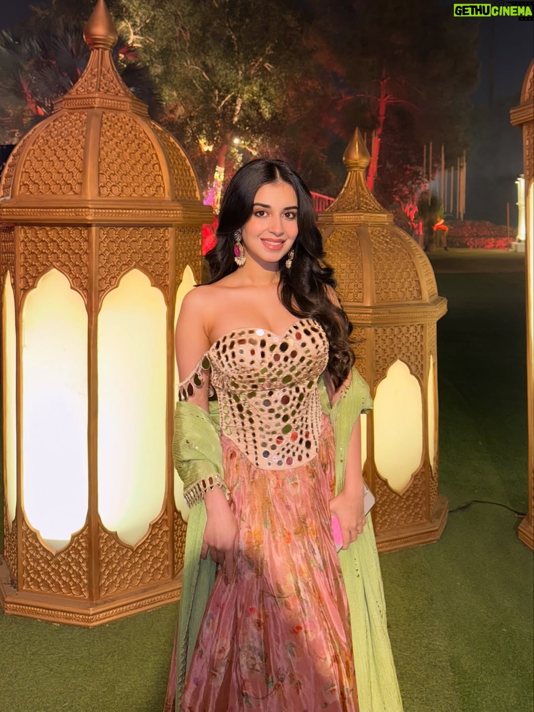 Anvesha Vij - 23.9K Likes - Love is in the air, just a lil lost in the Delhi AQI🫀🫶🏻💨

Outfit: @saanjhbylea 🤍
@alist.talent