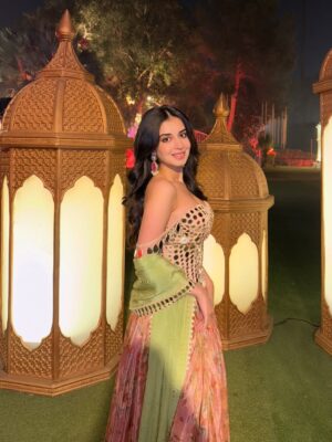 Anvesha Vij Instagram - Love is in the air, just a lil lost in the Delhi AQI🫀🫶🏻💨

Outfit: @saanjhbylea 🤍
@alist.talent
