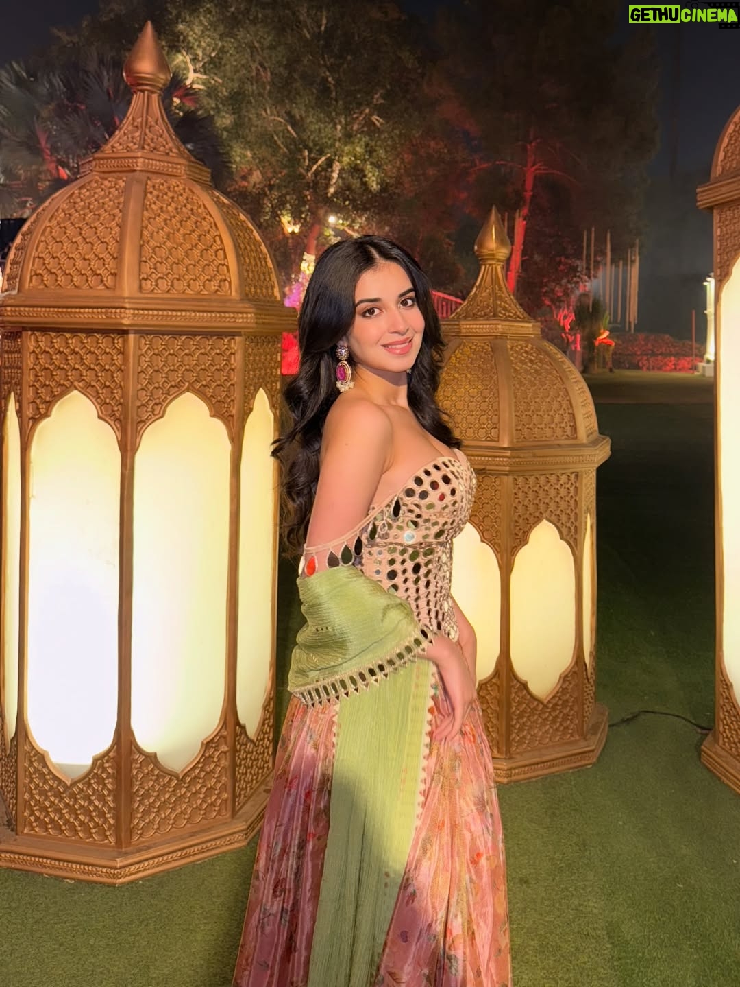Anvesha Vij - 23.9K Likes - Love is in the air, just a lil lost in the Delhi AQI🫀🫶🏻💨

Outfit: @saanjhbylea 🤍
@alist.talent