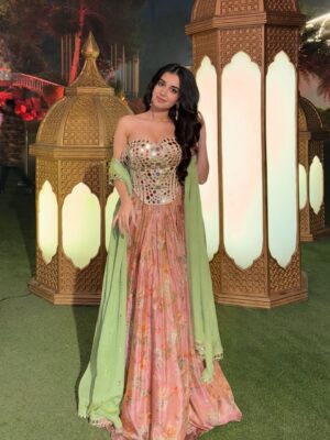 Anvesha Vij Instagram - Love is in the air, just a lil lost in the Delhi AQI🫀🫶🏻💨

Outfit: @saanjhbylea 🤍
@alist.talent