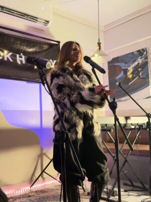 Anzela Abbasi Instagram - I am the wave and the rock that shapes it.
.
Did a gig at @drinkblackhoney ☕️🧋🩶