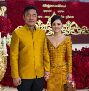 Aok Sokunkanha Instagram - អបអរសាទរ ថ្ងៃមង្គលសិរីសួស្តីរបស់ប្អូន​ទាំងពីរ បងសូមជូនពរឲ្យប្អូនទាំងពីរមានសុភមង្គល ស្រឡាញ់យោគយល់គ្នា រកសុីមានបាន🩷​

សម្លៀកបំពាក់ដ៏ស្រស់ស្អាតដោយ@sopholkatde  @nobdanesamangkar 
ផាត់មុខដោយ @nea_maha_makeup_artist ធ្វើសក់ដោយ @bunterm_hair05