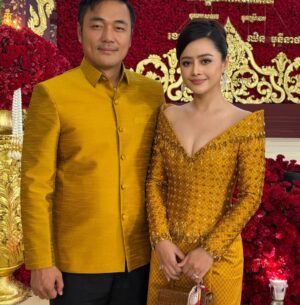 Aok Sokunkanha Instagram - អបអរសាទរ ថ្ងៃមង្គលសិរីសួស្តីរបស់ប្អូន​ទាំងពីរ បងសូមជូនពរឲ្យប្អូនទាំងពីរមានសុភមង្គល ស្រឡាញ់យោគយល់គ្នា រកសុីមានបាន🩷​

សម្លៀកបំពាក់ដ៏ស្រស់ស្អាតដោយ@sopholkatde  @nobdanesamangkar 
ផាត់មុខដោយ @nea_maha_makeup_artist ធ្វើសក់ដោយ @bunterm_hair05