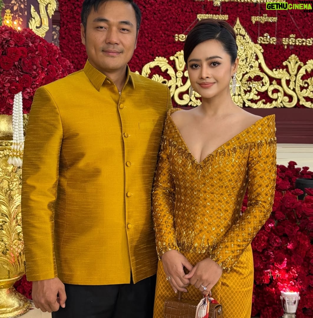 Aok Sokunkanha - 17.7K Likes - អបអរសាទរ ថ្ងៃមង្គលសិរីសួស្តីរបស់ប្អូន​ទាំងពីរ បងសូមជូនពរឲ្យប្អូនទាំងពីរមានសុភមង្គល ស្រឡាញ់យោគយល់គ្នា រកសុីមានបាន🩷​

សម្លៀកបំពាក់ដ៏ស្រស់ស្អាតដោយ@sopholkatde  @nobdanesamangkar 
ផាត់មុខដោយ @nea_maha_makeup_artist ធ្វើសក់ដោយ @bunterm_hair05