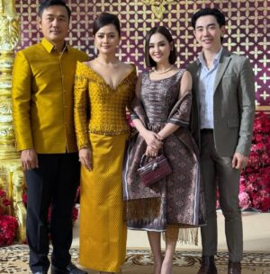 Aok Sokunkanha Instagram - អបអរសាទរ ថ្ងៃមង្គលសិរីសួស្តីរបស់ប្អូន​ទាំងពីរ បងសូមជូនពរឲ្យប្អូនទាំងពីរមានសុភមង្គល ស្រឡាញ់យោគយល់គ្នា រកសុីមានបាន🩷​

សម្លៀកបំពាក់ដ៏ស្រស់ស្អាតដោយ@sopholkatde  @nobdanesamangkar 
ផាត់មុខដោយ @nea_maha_makeup_artist ធ្វើសក់ដោយ @bunterm_hair05