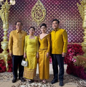 Aok Sokunkanha Instagram - អបអរសាទរ ថ្ងៃមង្គលសិរីសួស្តីរបស់ប្អូន​ទាំងពីរ បងសូមជូនពរឲ្យប្អូនទាំងពីរមានសុភមង្គល ស្រឡាញ់យោគយល់គ្នា រកសុីមានបាន🩷​

សម្លៀកបំពាក់ដ៏ស្រស់ស្អាតដោយ@sopholkatde  @nobdanesamangkar 
ផាត់មុខដោយ @nea_maha_makeup_artist ធ្វើសក់ដោយ @bunterm_hair05