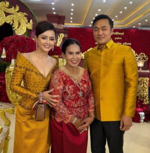 Aok Sokunkanha Instagram - អបអរសាទរ ថ្ងៃមង្គលសិរីសួស្តីរបស់ប្អូន​ទាំងពីរ បងសូមជូនពរឲ្យប្អូនទាំងពីរមានសុភមង្គល ស្រឡាញ់យោគយល់គ្នា រកសុីមានបាន🩷​

សម្លៀកបំពាក់ដ៏ស្រស់ស្អាតដោយ@sopholkatde  @nobdanesamangkar 
ផាត់មុខដោយ @nea_maha_makeup_artist ធ្វើសក់ដោយ @bunterm_hair05