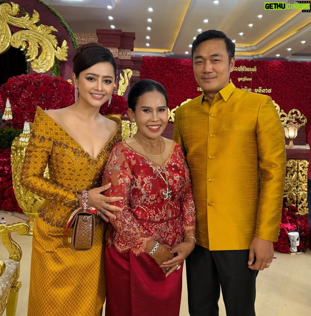 Aok Sokunkanha - 17.7K Likes - អបអរសាទរ ថ្ងៃមង្គលសិរីសួស្តីរបស់ប្អូន​ទាំងពីរ បងសូមជូនពរឲ្យប្អូនទាំងពីរមានសុភមង្គល ស្រឡាញ់យោគយល់គ្នា រកសុីមានបាន🩷​

សម្លៀកបំពាក់ដ៏ស្រស់ស្អាតដោយ@sopholkatde  @nobdanesamangkar 
ផាត់មុខដោយ @nea_maha_makeup_artist ធ្វើសក់ដោយ @bunterm_hair05