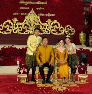 Aok Sokunkanha Instagram - អបអរសាទរ ថ្ងៃមង្គលសិរីសួស្តីរបស់ប្អូន​ទាំងពីរ បងសូមជូនពរឲ្យប្អូនទាំងពីរមានសុភមង្គល ស្រឡាញ់យោគយល់គ្នា រកសុីមានបាន🩷​

សម្លៀកបំពាក់ដ៏ស្រស់ស្អាតដោយ@sopholkatde  @nobdanesamangkar 
ផាត់មុខដោយ @nea_maha_makeup_artist ធ្វើសក់ដោយ @bunterm_hair05