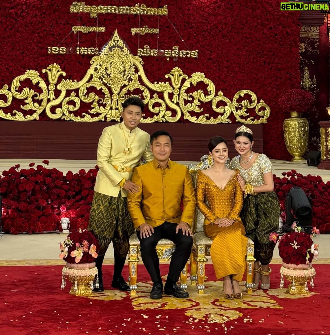 Aok Sokunkanha - 17.7K Likes - អបអរសាទរ ថ្ងៃមង្គលសិរីសួស្តីរបស់ប្អូន​ទាំងពីរ បងសូមជូនពរឲ្យប្អូនទាំងពីរមានសុភមង្គល ស្រឡាញ់យោគយល់គ្នា រកសុីមានបាន🩷​

សម្លៀកបំពាក់ដ៏ស្រស់ស្អាតដោយ@sopholkatde  @nobdanesamangkar 
ផាត់មុខដោយ @nea_maha_makeup_artist ធ្វើសក់ដោយ @bunterm_hair05