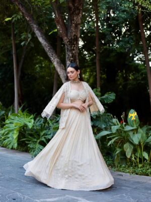 Apoorva Sharma Instagram - Silhouettes of royalty, stitched in pearls and poise ✨🤍

Outfit @zarijaipur 
Jewels @houseofkalajohare @rpsarafjewellers 
Makeup @shadessalon.official @chhabrajassi 
Curated by @fbs_jaipur @megha_gupta_manakbohra
Event decor @thestagecraft 
Location @sawaimanmahaljaipur 

#fashionblogger #jaipurblogger #indianblogger #jaipur