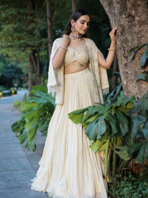 Apoorva Sharma Instagram - Silhouettes of royalty, stitched in pearls and poise ✨🤍

Outfit @zarijaipur 
Jewels @houseofkalajohare @rpsarafjewellers 
Makeup @shadessalon.official @chhabrajassi 
Curated by @fbs_jaipur @megha_gupta_manakbohra
Event decor @thestagecraft 
Location @sawaimanmahaljaipur 

#fashionblogger #jaipurblogger #indianblogger #jaipur