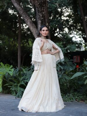 Apoorva Sharma Instagram - Silhouettes of royalty, stitched in pearls and poise ✨🤍

Outfit @zarijaipur 
Jewels @houseofkalajohare @rpsarafjewellers 
Makeup @shadessalon.official @chhabrajassi 
Curated by @fbs_jaipur @megha_gupta_manakbohra
Event decor @thestagecraft 
Location @sawaimanmahaljaipur 

#fashionblogger #jaipurblogger #indianblogger #jaipur