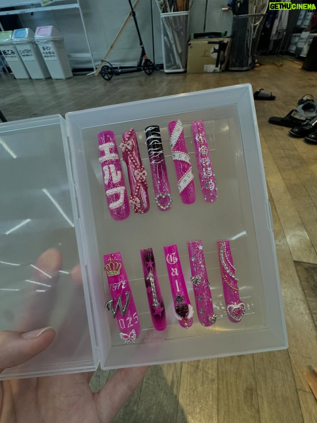Arakawa - 21.1K Likes - THE W2025ありがとうございました💖💖💖💖💖💖💖
huluさんの反省会も含め、
Xにかかせてもらった
ほんとにたくさんの芸人さん、お客さん、スタッフさん方にお世話になりすぎたので恩で返したかったです。！
でも今年のWは自分にとって始まりだと思いました。
だからみんなこれからもお世話になりまーす💖💖わら　ウチらと一緒にお笑い街道歩んでねー💖💖大好きだよー💖💖💖

という気持ちと

自分は恥ずかしい限りでーす💖💖💖💖💖という気持ちです（笑）
これは
わたしのいつもの（？）慰めちょうだい構文ではなく、

生き恥人生だから色んなことを学ばせてもらったなあ💖💖💖💖💖と思いました⭐️

色んな意見にまぢ感謝！

今日劇場行った時にみんなが声かけてくれたの本気で嬉しかったし
テレビ局でもスタッフさん方が声かけてくださったのも嬉しかったです😭
いとうあさこさんが抱きしめてくださった😭嬉しかった⭐️😭💖

自分で勝手に、SNSとお酒と辛いもの我慢してたから
今日からふっつーに暴れよーっとWWWWWWWWWWWWWWWWWWWWWWWWWW

明日もがんばろー💖💖💖