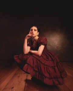Arantza Ruiz Instagram - La oscuridad nunca se vio tan dulce🖤 

@esquedachris tomó estas fotos inspiradas en el vestido  bautizado “yeah yeah la muñeca fea” ❤️‍🔥 y, ¿la verdad?  Se siente bien romper el marco, salir del cuento. Y que mi avatar se sienta tan cómodo. 

Fotos favoritas de la viddddddddda. 🥹❤️‍🔥

.
.
.
.
#actress #editorialshoot #darkfemininity #borgoña #visualpoetry