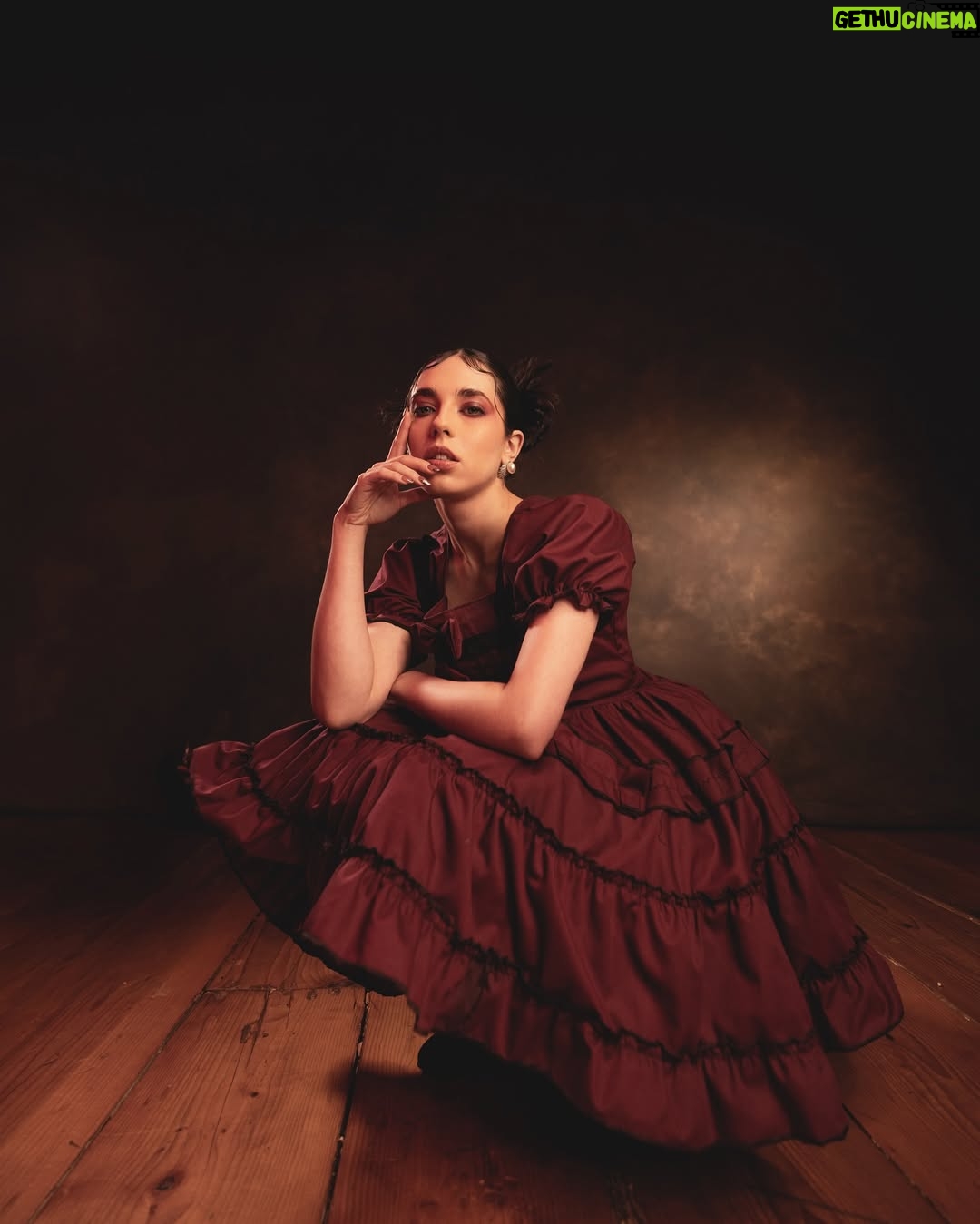 Arantza Ruiz - 3.9K Likes - La oscuridad nunca se vio tan dulce🖤 

@esquedachris tomó estas fotos inspiradas en el vestido  bautizado “yeah yeah la muñeca fea” ❤️‍🔥 y, ¿la verdad?  Se siente bien romper el marco, salir del cuento. Y que mi avatar se sienta tan cómodo. 

Fotos favoritas de la viddddddddda. 🥹❤️‍🔥

.
.
.
.
#actress #editorialshoot #darkfemininity #borgoña #visualpoetry