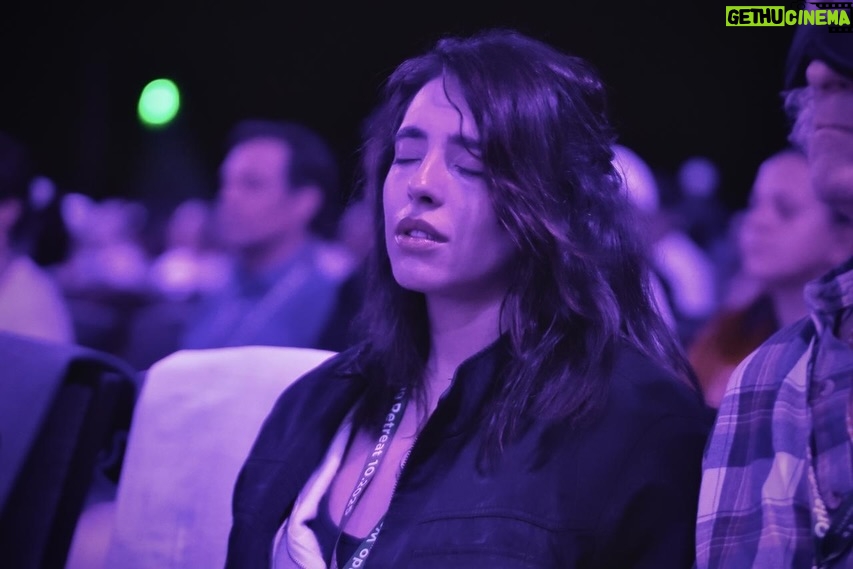 Arantza Ruiz - 5.5K Likes - Hace poquito fui a un Week Long Retreat de @drjoedispenza y DIOS, la experiencia mas hermosa y actualizadora de mi vida. No se si meditas, pero en lo que me ha tocado vivir, meditar me ha salvado de muchas. Y lo hacía sin entender por qué, pero ahora se que regular mi mente y mi corazón es más importante que todo lo demás, porque de ahí ES que se ARREGLA TODO lo demás.
Borré caché, reinicié y descargue un personaje nuevo. ✨🤟🏻