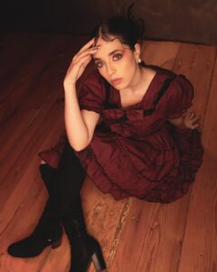 Arantza Ruiz Instagram - La oscuridad nunca se vio tan dulce🖤 

@esquedachris tomó estas fotos inspiradas en el vestido  bautizado “yeah yeah la muñeca fea” ❤️‍🔥 y, ¿la verdad?  Se siente bien romper el marco, salir del cuento. Y que mi avatar se sienta tan cómodo. 

Fotos favoritas de la viddddddddda. 🥹❤️‍🔥

.
.
.
.
#actress #editorialshoot #darkfemininity #borgoña #visualpoetry