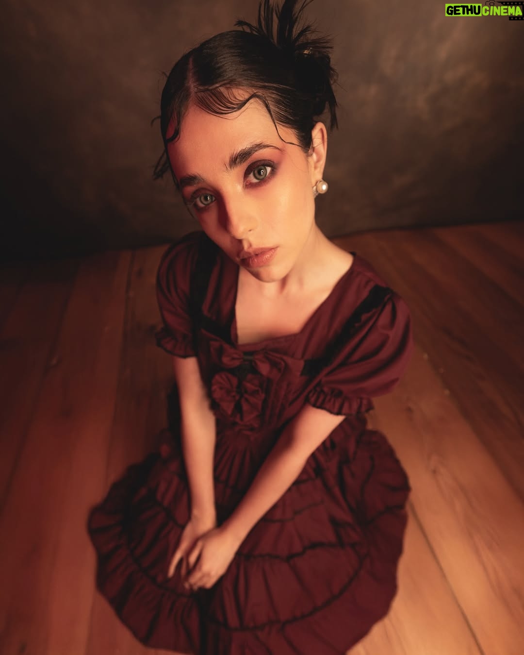 Arantza Ruiz - 3.9K Likes - La oscuridad nunca se vio tan dulce🖤 

@esquedachris tomó estas fotos inspiradas en el vestido  bautizado “yeah yeah la muñeca fea” ❤️‍🔥 y, ¿la verdad?  Se siente bien romper el marco, salir del cuento. Y que mi avatar se sienta tan cómodo. 

Fotos favoritas de la viddddddddda. 🥹❤️‍🔥

.
.
.
.
#actress #editorialshoot #darkfemininity #borgoña #visualpoetry