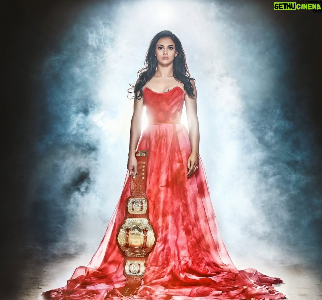 Ariane Lipski da Silva - 20.6K Likes - #TBT da foto que foi feita para minha última defesa de cinturão para o KSW, onde foi um momento de teste, mas que conseguimos passar por isso muito bem e então, após essa defesa de cinturão, trouxemos a Queen of Violence para o UFC para continuar escrevendo nossa história! 👑🏆

#TBT of the picture which was taken for my last title defense in KSW, it was a moment of a test, however we managed to overcome it successfully and then, after this title defense, we brought the Queen of Violence to the UFC so we keep on writing our story. 🏆👑

#Wmma #MMA #Fighter #mmafighter #ufc #UFC255 #Rasthai