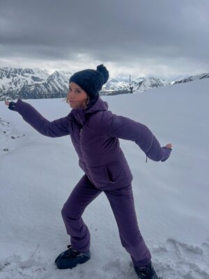 Ashley Williams Instagram - What a total blast to shoot with REAL SNOW alongside my favorite director @lucieguest and true friends for life. Thank you @thelacijmailey and @julien and especially @taterasme for sending me on the best adventures ever. Happy Christmas everyone! 

#sister #movie #montblanc #france