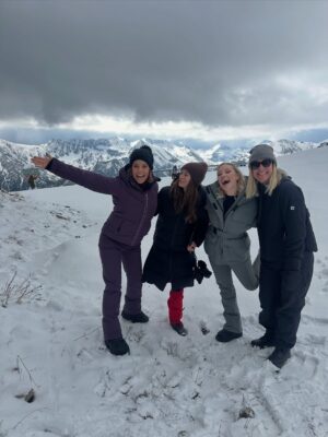 Ashley Williams Instagram - What a total blast to shoot with REAL SNOW alongside my favorite director @lucieguest and true friends for life. Thank you @thelacijmailey and @julien and especially @taterasme for sending me on the best adventures ever. Happy Christmas everyone! 

#sister #movie #montblanc #france