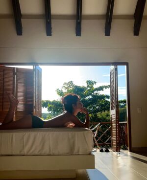 Asia Ortega Instagram - 🤍💚🤎Solea Bailable;
El querer de un cante, la razón que aprieta,intenta, dejarte sin aire. Un manjar pa las horas, cuentos danzan sin remate y el repiqueteo callado, marca un silencio incesante. Cubre el blanco y no de boda, como mueble de piedra, en la mansión del errante. Soportando el peso de la horas frágiles, vive con pausa serena, deseando al fin destaparse. Para llenarse de fruta, copas e imprevistos akelarres. Empuñando astillas desnudas, en cada nudillo que precede al baile.
