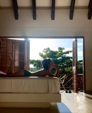 Asia Ortega Instagram - 🤍💚🤎Solea Bailable;
El querer de un cante, la razón que aprieta,intenta, dejarte sin aire. Un manjar pa las horas, cuentos danzan sin remate y el repiqueteo callado, marca un silencio incesante. Cubre el blanco y no de boda, como mueble de piedra, en la mansión del errante. Soportando el peso de la horas frágiles, vive con pausa serena, deseando al fin destaparse. Para llenarse de fruta, copas e imprevistos akelarres. Empuñando astillas desnudas, en cada nudillo que precede al baile.