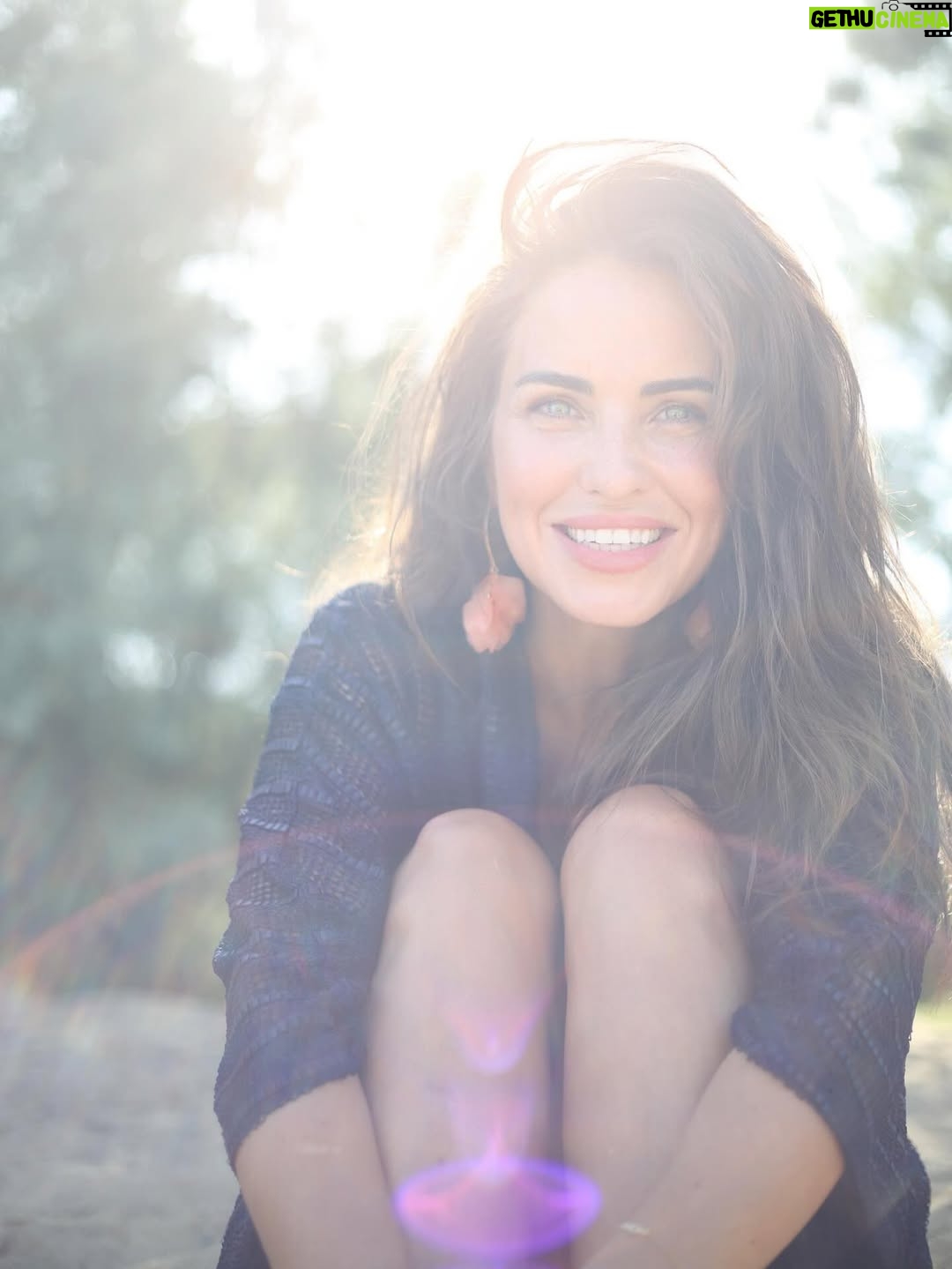 Aslı Tandoğan - 13.2K Likes - “Güneşin ışığıyla, tatilin son günlerini kalbime saklıyorum… ✨☀️”