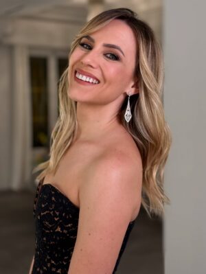 Aura Garrido Instagram - El martes me hizo muchísima ilusión entregar el premio @instylespain a Mejor Pareja Profesional a @pantomimafull. Al contrario que en Entrepreneurs, son los mejores jefes que se puede tener.
Un poco los mejores y ya. Lo que se ponga después da igual.

Tengo solo una foto con ellos y salgo como si me hubieran aplastado la cara contra el asfalto, así que cuelgo estas porque @gabriel_llano y @cindyfigueroa_official me pusieron de princesa, y en este Madrid londinense me dio bastante subidón.

Ojalá mil proyectos más con vosotros.